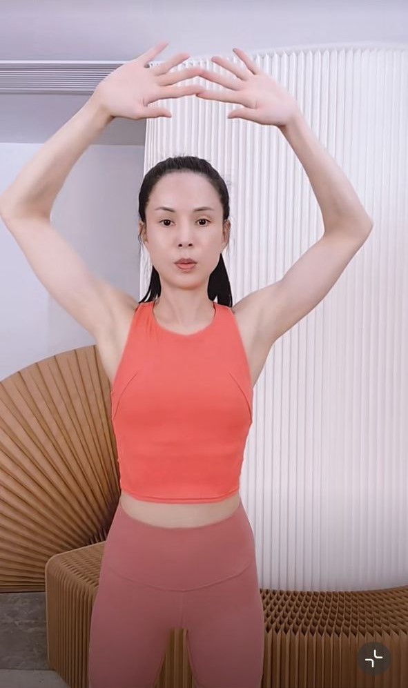 动作三:双手举起放在头顶偏后的位置