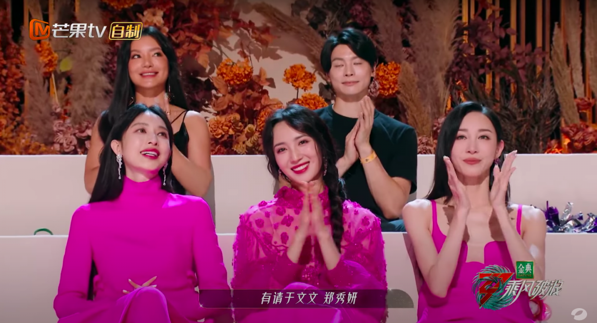 台下的三名队员张俪、王紫璇和朱洁静感动到泪眼婆娑。