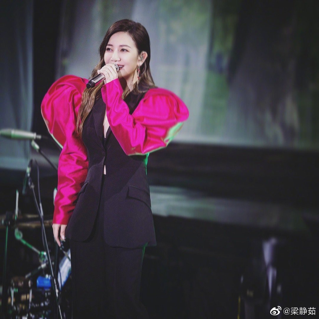 有网友也表示梁静茹并非每个学员都有转身,只是被节目剪辑掉了。