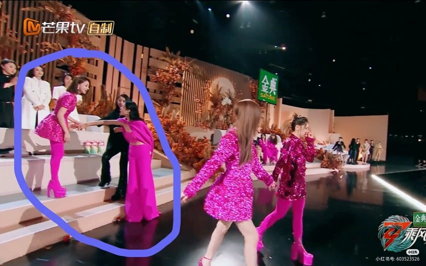 两位姐姐暖心的举动也被网友大赞~