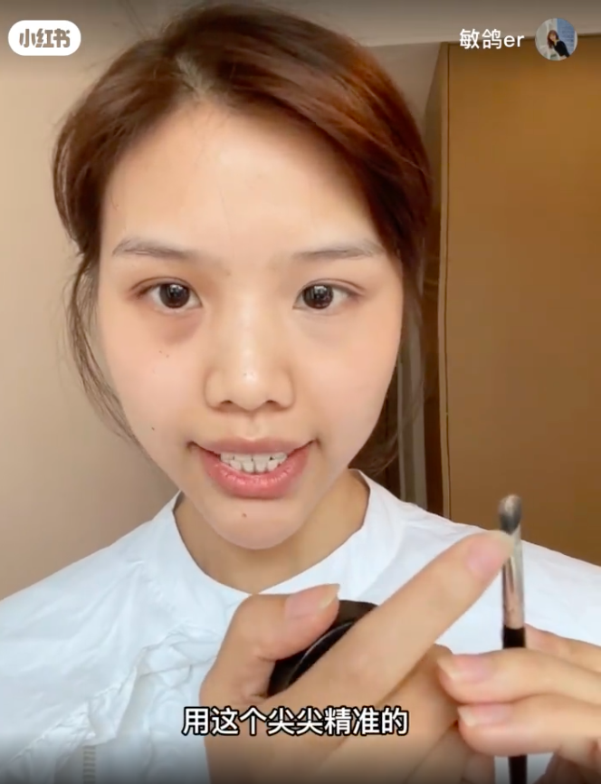 再把扁头刷竖起来看，用尖尖的部分精准地刷在泪沟最明显的这一条线上