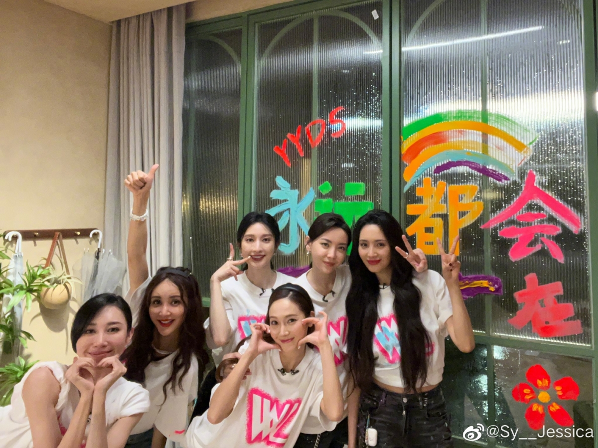 有网友就猜测很可能是节目组单纯为了给成团夜制造悬念。