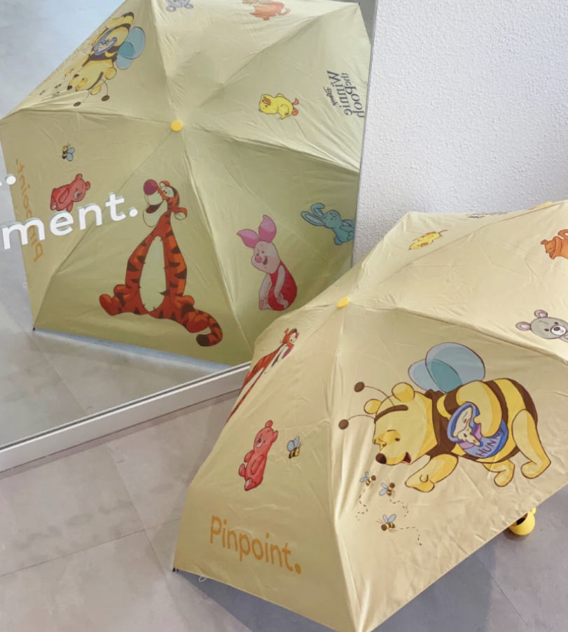 同时还有附送可爱的小熊维尼雨伞,心动的集美们可以找寻代购入手他们家的限定礼盒哦!