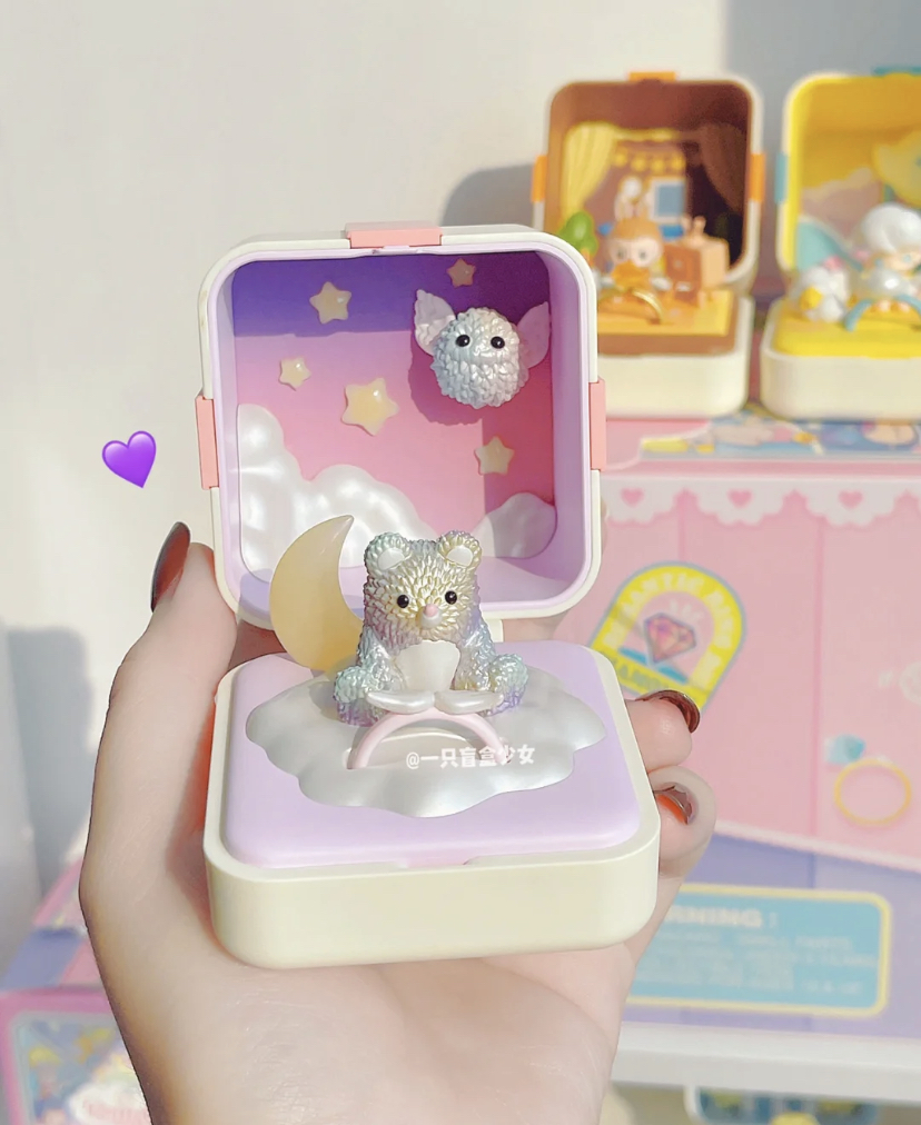 有着渐变色设计的「太久保」设计上有珠光效果，再加上小翅膀戒指让谁能不心动呢～