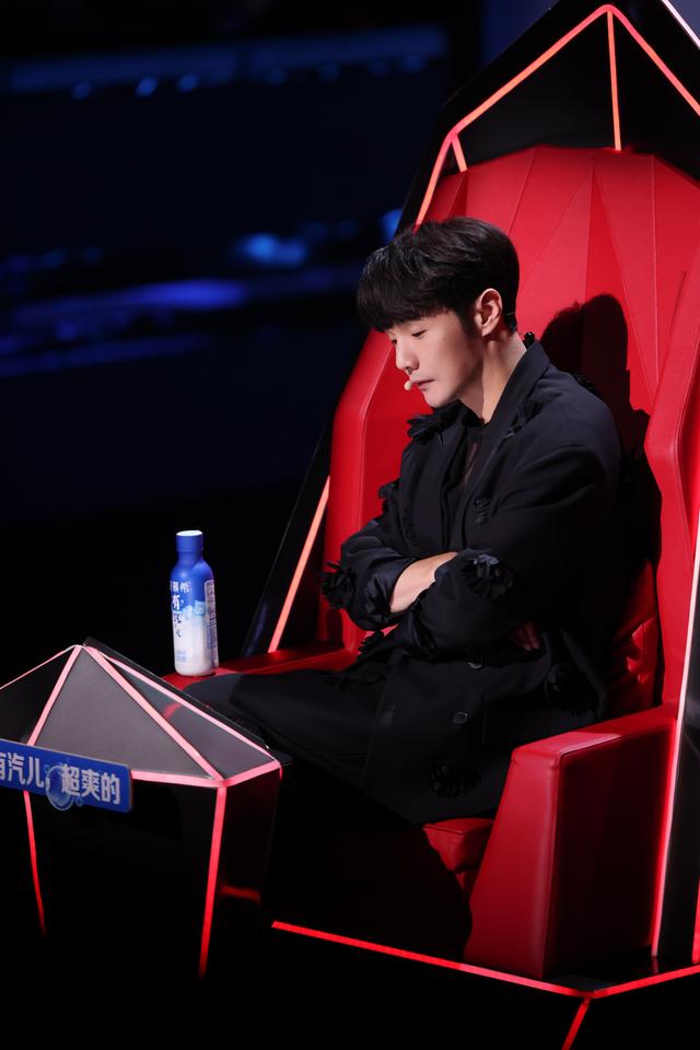 李荣浩向来选人标准很苛刻,面对学员的表现,他往往都是在最后关头才拍灯转身