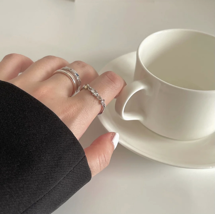 简约的纯银戒指搭配锆石非常有高级感,属于韩系简约设计可以叠戴几款戒指做搭配!