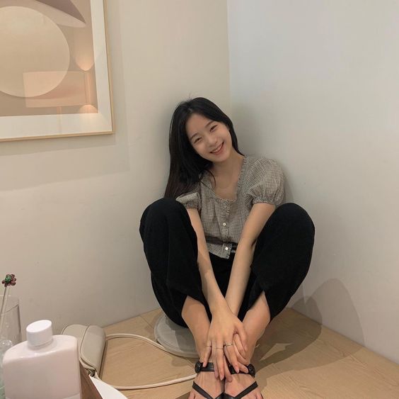 高情商回复称赞:3、耍宝+调节气氛