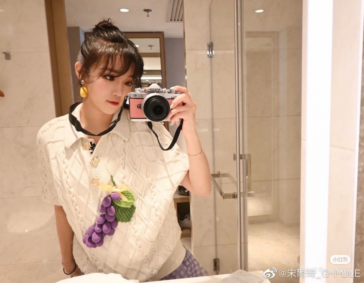 宋雨琦和motoguo手钩葡萄针织毛衣