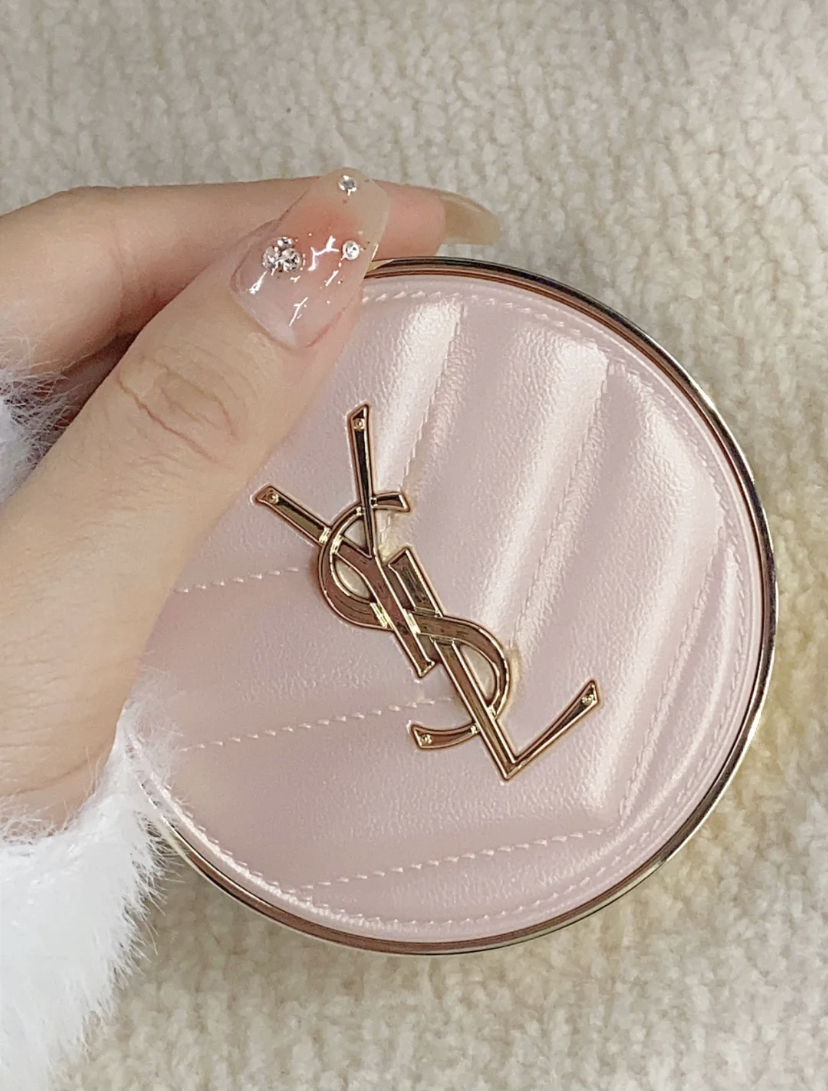 相信不少女生都对YSL家的粉气垫感到心动吧!