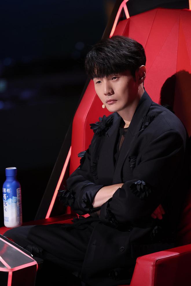 她一路追逐李荣浩,终于获得李荣浩的认可。