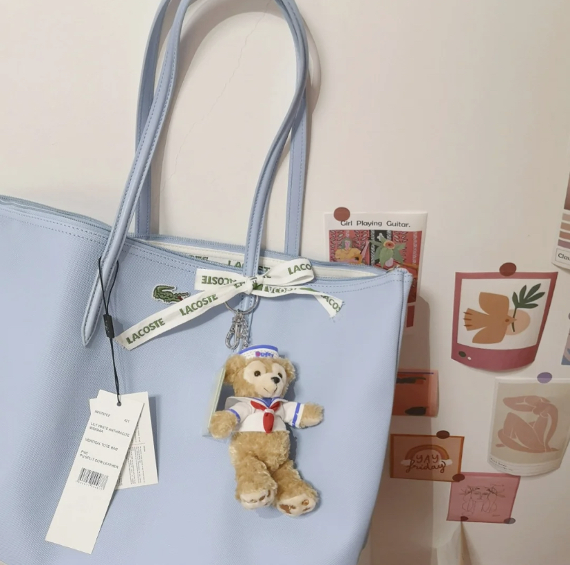 想要找一款好看又实用的通勤包，可以考虑入手Lacoste家的托特包哦