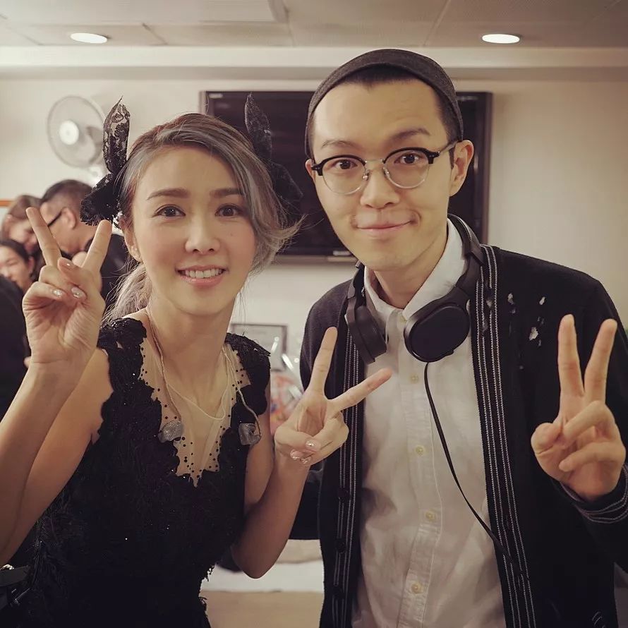 多年来,两人也一直处于“友达以上,恋人未满”的状态