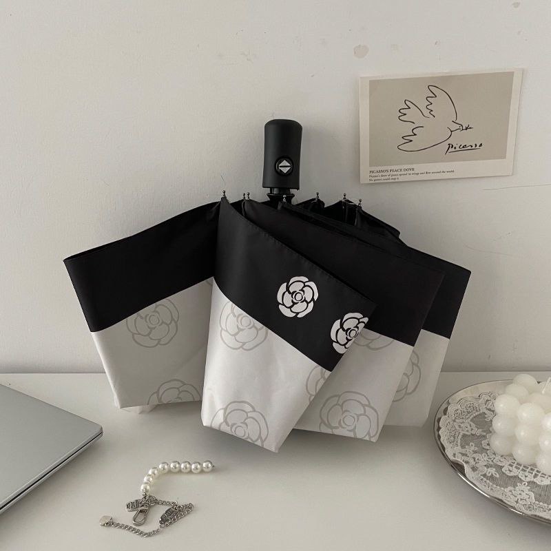 小印花和蝴蝶结让黑白看起来没那么严肃