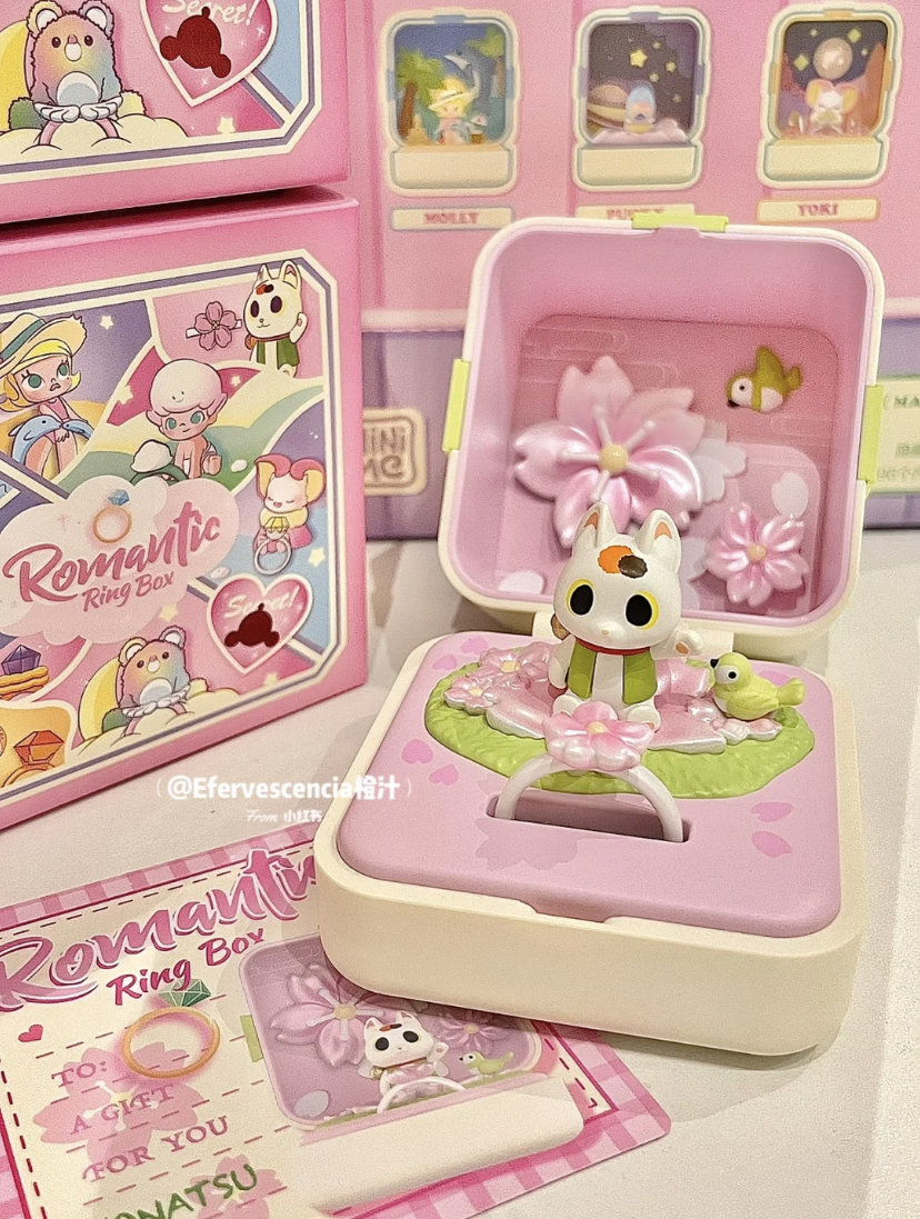 喜欢日系风的绝不可以错过「小夏猫」，盒子一整个粉嫩嫩的戒指也是樱花设计～