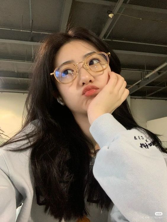 不要用手抠痘痘