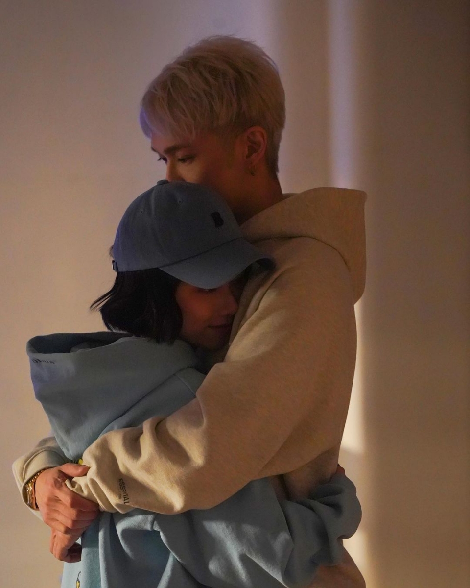 邓紫棋和男友紧紧拥抱