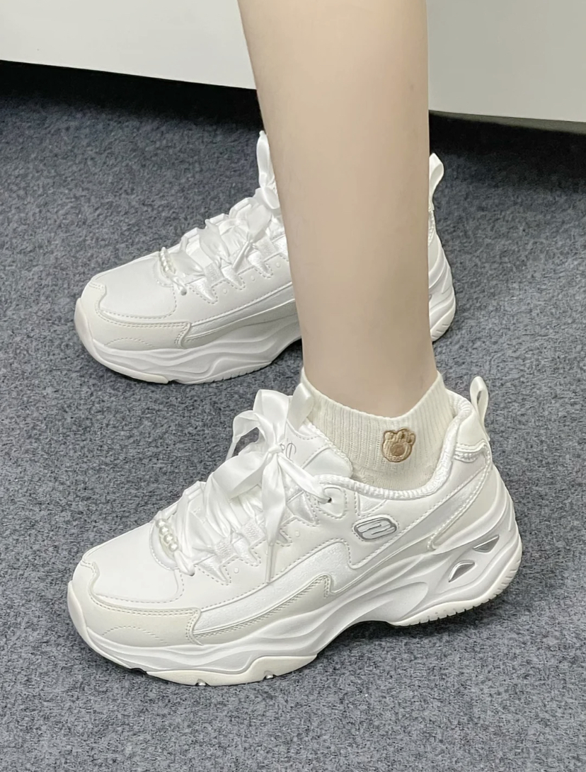鞋子的旁边还有一点缎面的线条设计,走路时鞋子也会有微微的光泽感哦!