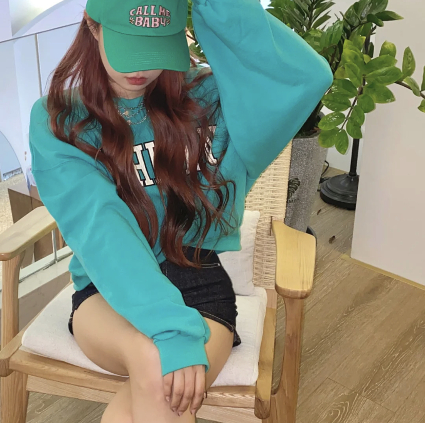 在拍照的时候不知该怎样做好表情管理,不想露脸的集美们可以靠帽子这个小道具,再稍微地低头自然摆拍就好~