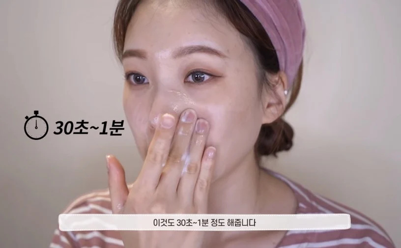 接着沾取一点水继续在脸部+鼻头处打圈按摩清卸,进行「乳化」的作用!