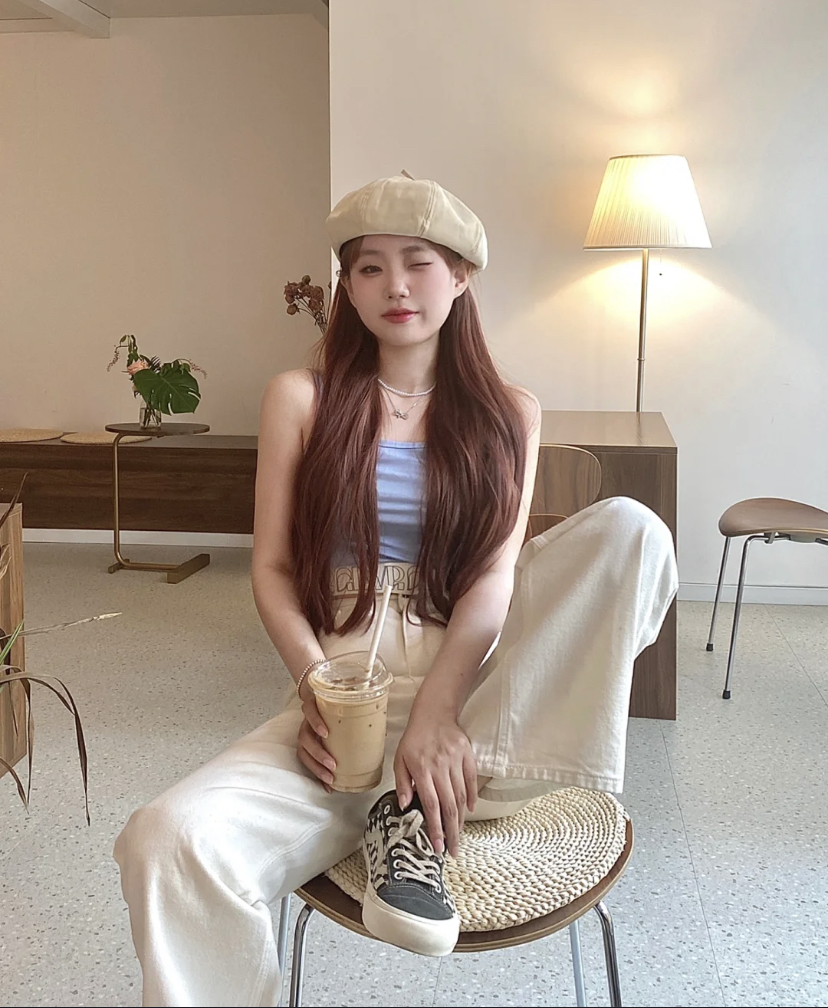 也可以手中拿着咖啡或饮料让整个姿势看起来更自然!