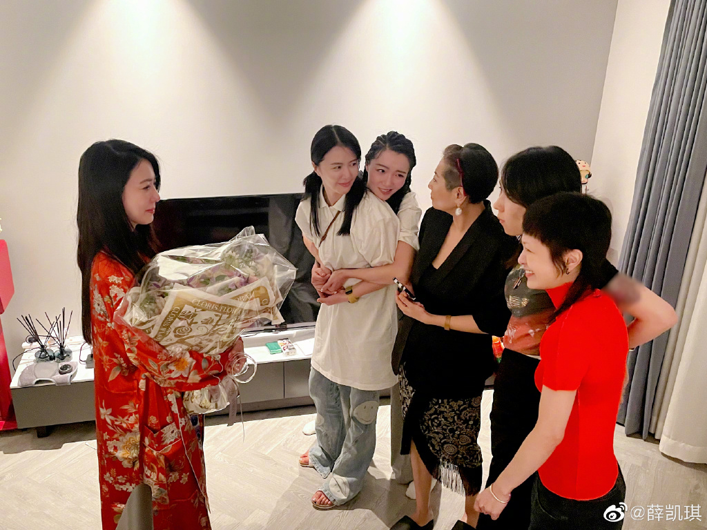 网友们纷纷留言安慰薛凯琪「p3这是又被感动到哭嘛fi」