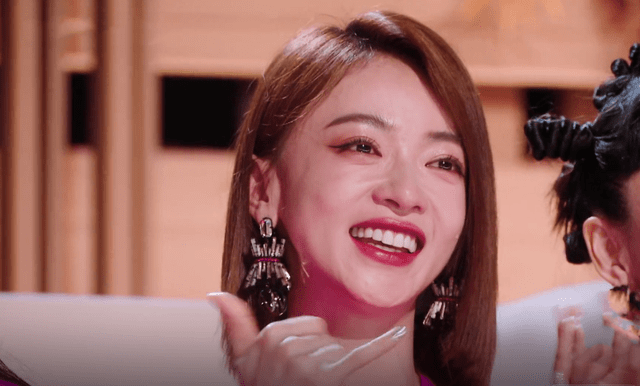 节目组多次给了吴谨言特写镜头,笑中带泪的她,真的太令人心疼了。