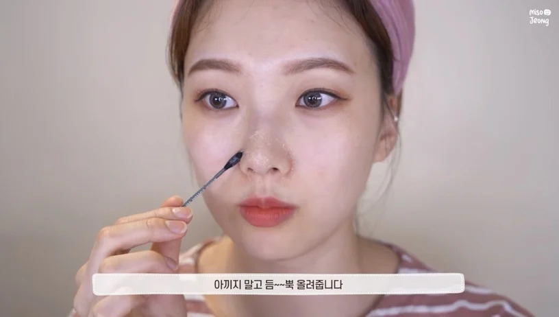 之后用棉花棒沾取适量的「凡士林」,涂抹在粉刺黑头部位