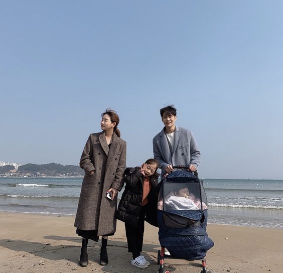 微博博主发文感慨在飞机上遇到一家人,松弛的家庭关系让他印象深刻~