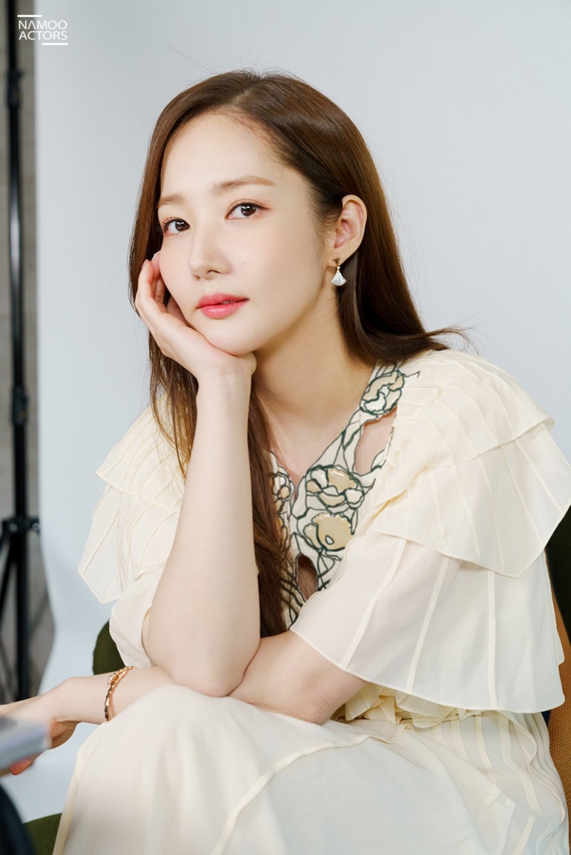 之后,朴赵敏英也删除了这张最新的争议照片,越发令网友更加认为这起事件“有猫腻”。