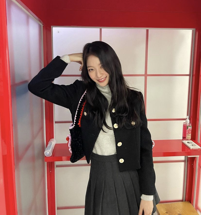 韩国网红特别喜欢的人气小众时尚品牌,他们家的服饰风格简约也有最近很红的小香风!