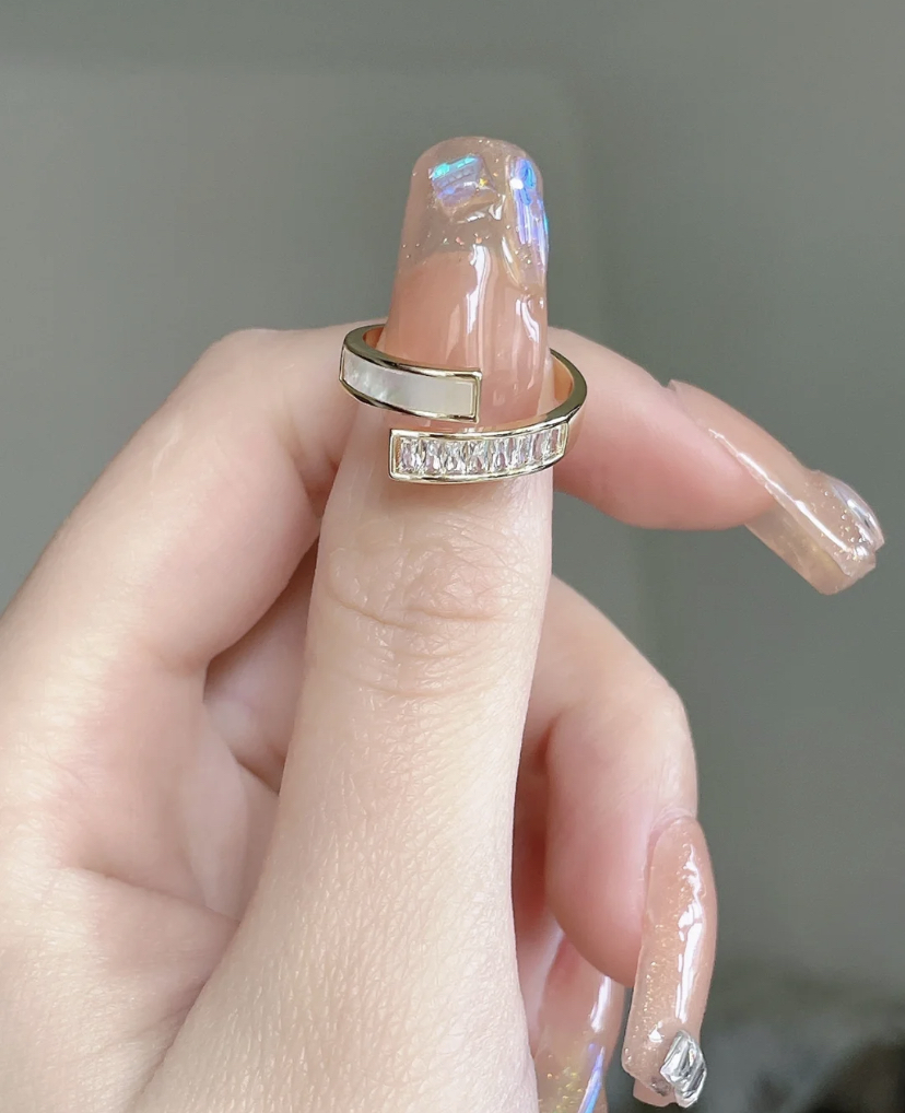 白贝壳面的设计看起来非常有光泽,搭配碎钻上手一整个就是Bling Bling的!