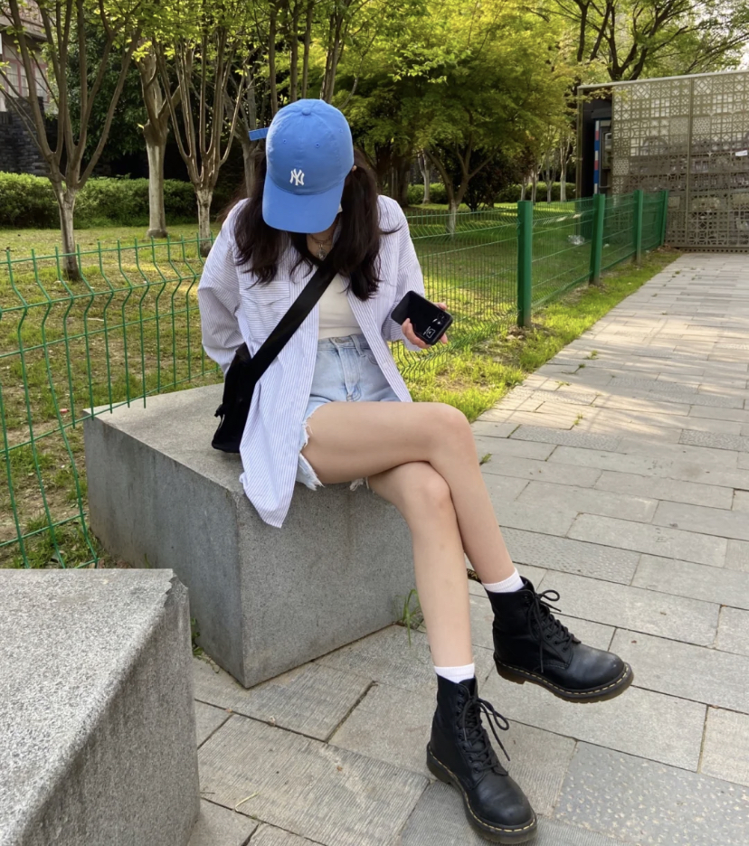 简单的T恤套上宽松的衬衫外套,搭配上马丁靴就非常有范了!