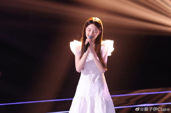 值得一提的是,来自于香港的素人选手蔡子伊的各方面都和2020届冠军单依纯很相似。