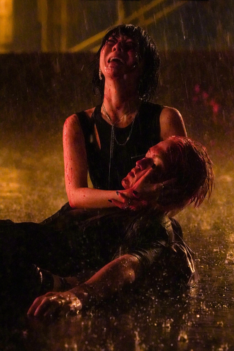 邓紫棋紧抱男友痛苦嘶吼