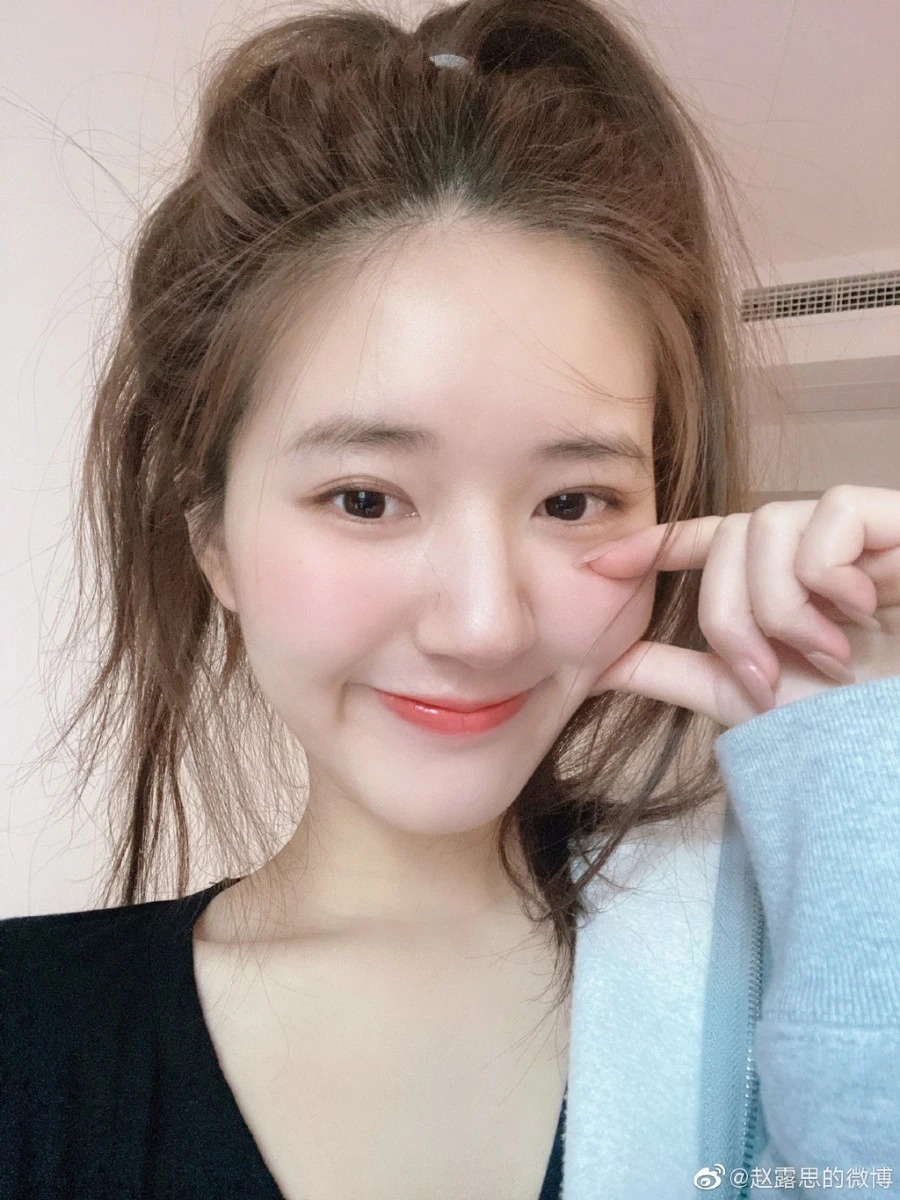 保湿精华加乳霜简单保养