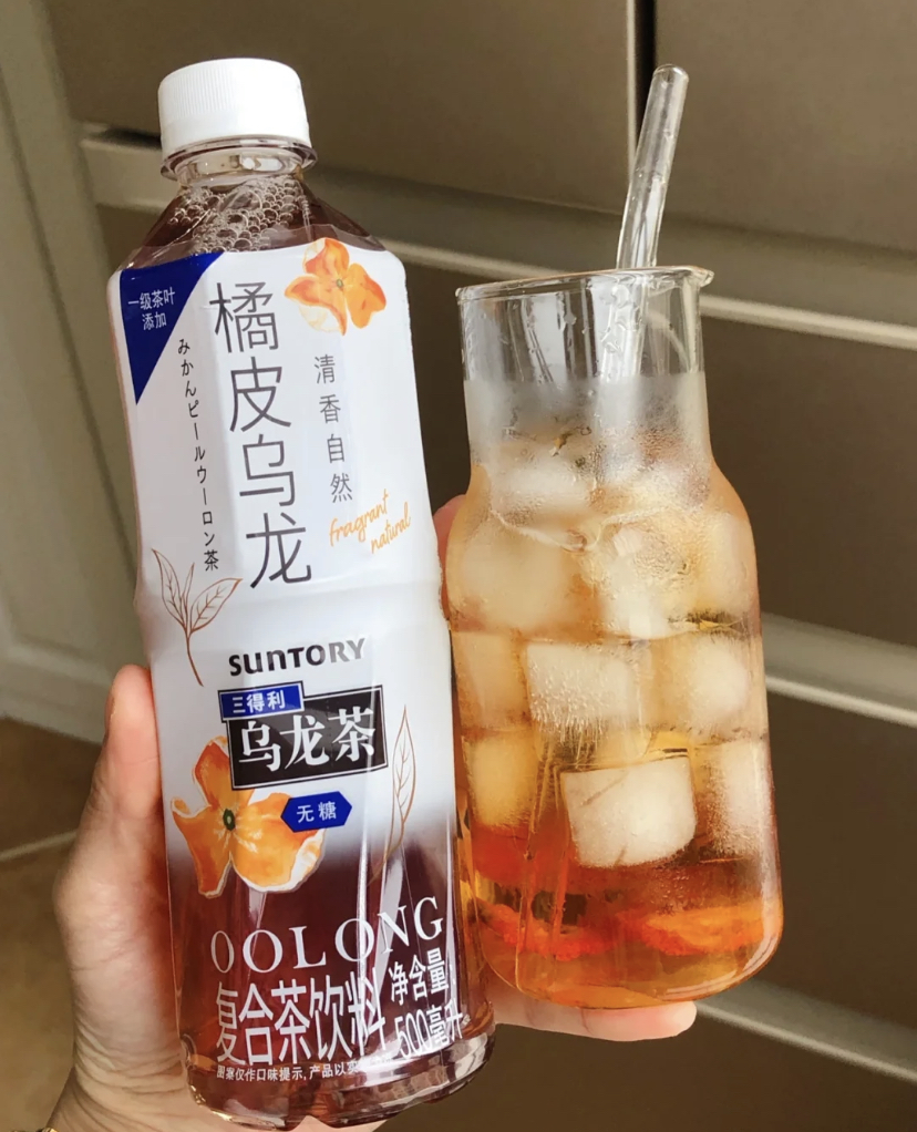 乌龙茶很适合不爱喝水的女生经常饮用,有着丰富的茶多酚可以解油解腻,让人越喝越瘦哦!