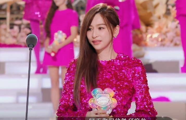 就连奖杯都莫名廉价，五颜六色的镭射光花朵奖杯，完全没有获奖的隆重仪式感。