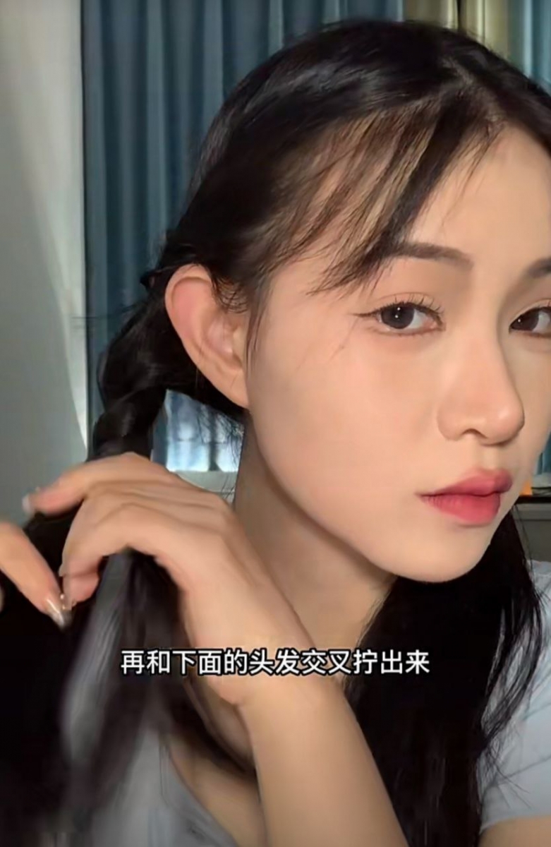 先把前面的头发拧出5厘米左右,再和剩下的头发交叉拧在一起,然后用夹子固定在耳后