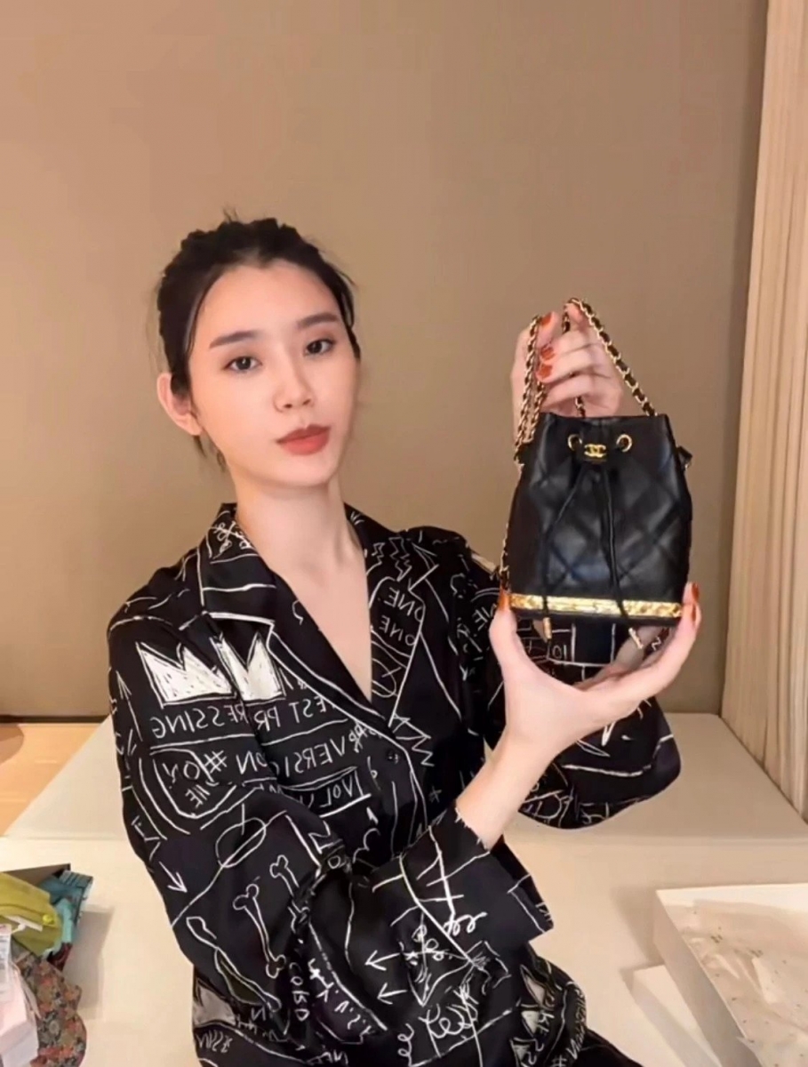 帮女儿买名牌包掀炫富争议