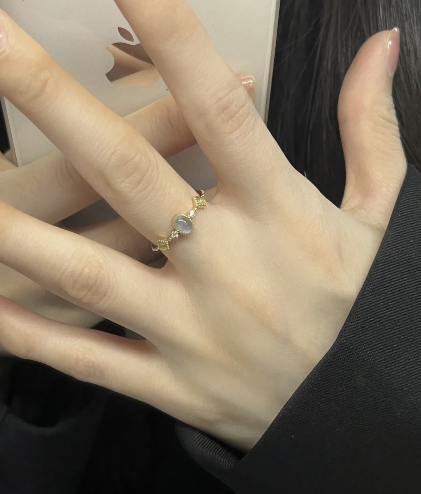 海蓝宝是可以让人释放压力,增进人缘和让人保持好心情的水晶石,很适合学生党和上班族佩戴哦!