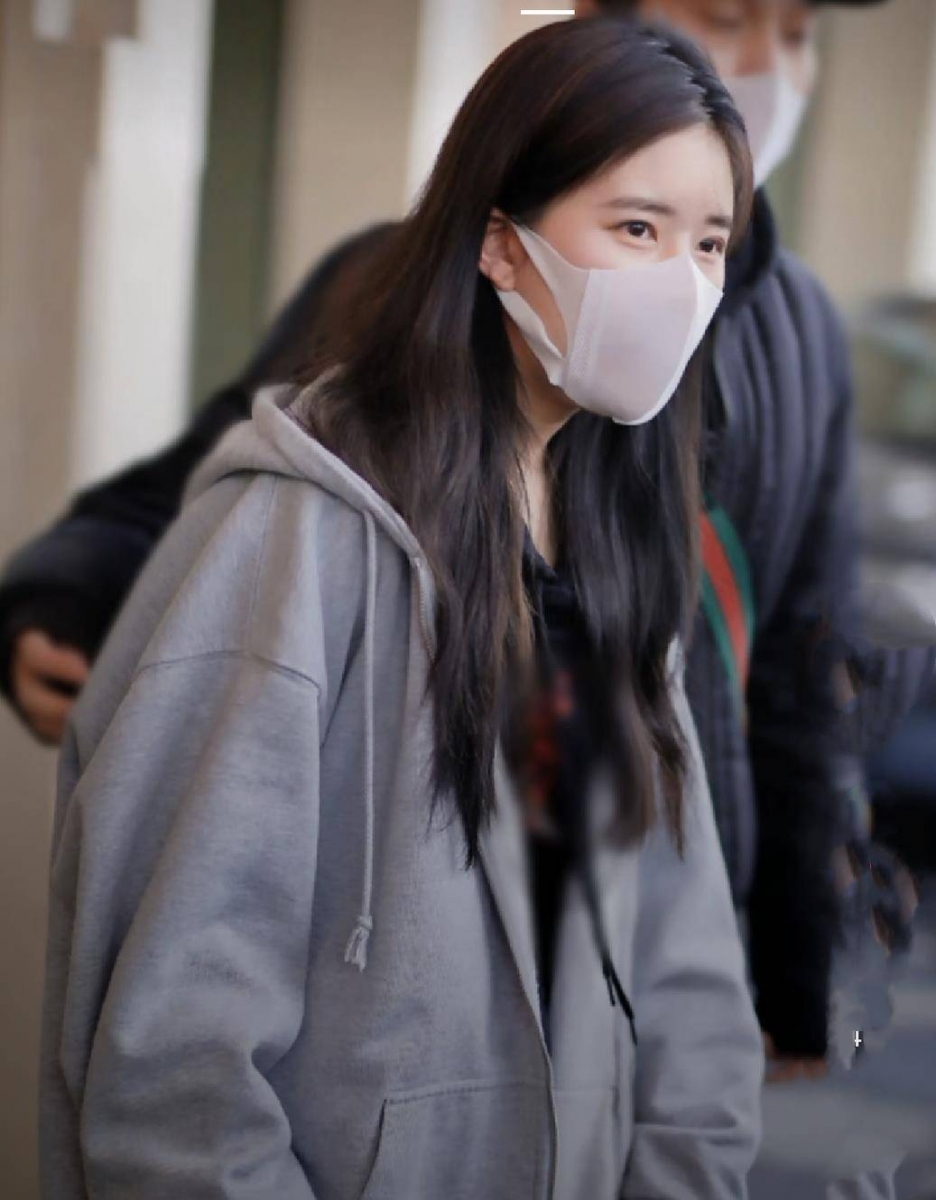 保湿精华加乳霜简单保养