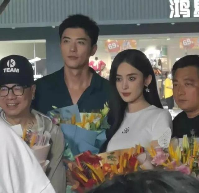 还有网友表示难不成徐开骋与张天爱分手后,无缝衔接古力娜扎,或者是直接劈腿?