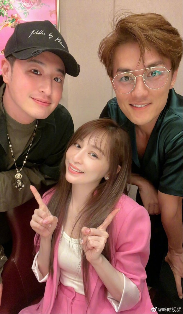 事实上,俩人曾是绯闻男女朋友的关系