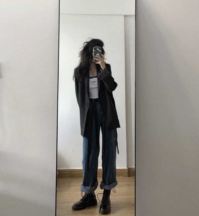 担心太暴露的集美们也可以搭配西装外套,效果也是超好看的!