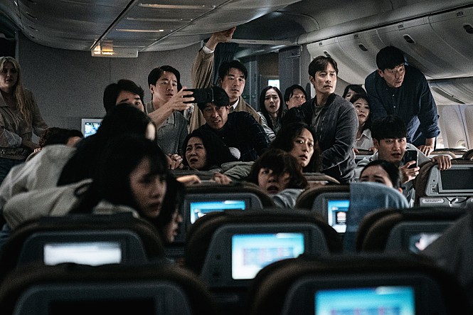 结合病毒与空中危机,紧扣社会议题同时不忘揭露人性在生死面前的丑恶面