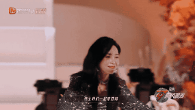 两人互相奔向对方,拥抱在一起。