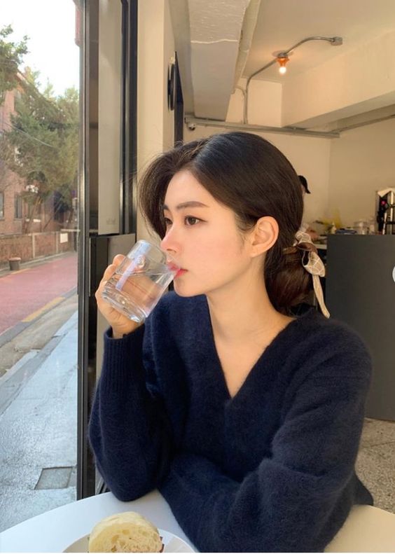 大部分蔬果汁饮料已破坏蔬果原有的营养素且含糖量高,建议姐妹们多喝白开水比较实在~