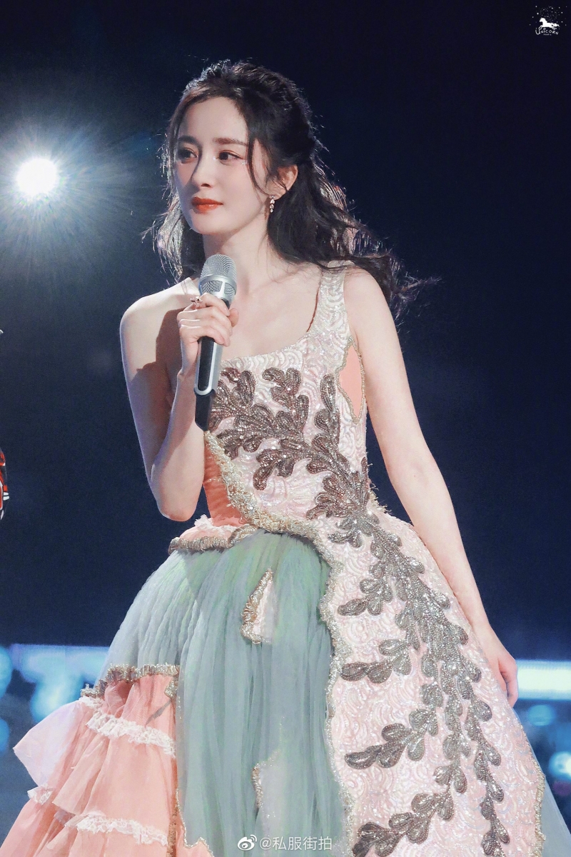 有网友还指她在上节目之前就已签了杨幂旗下的嘉行公司