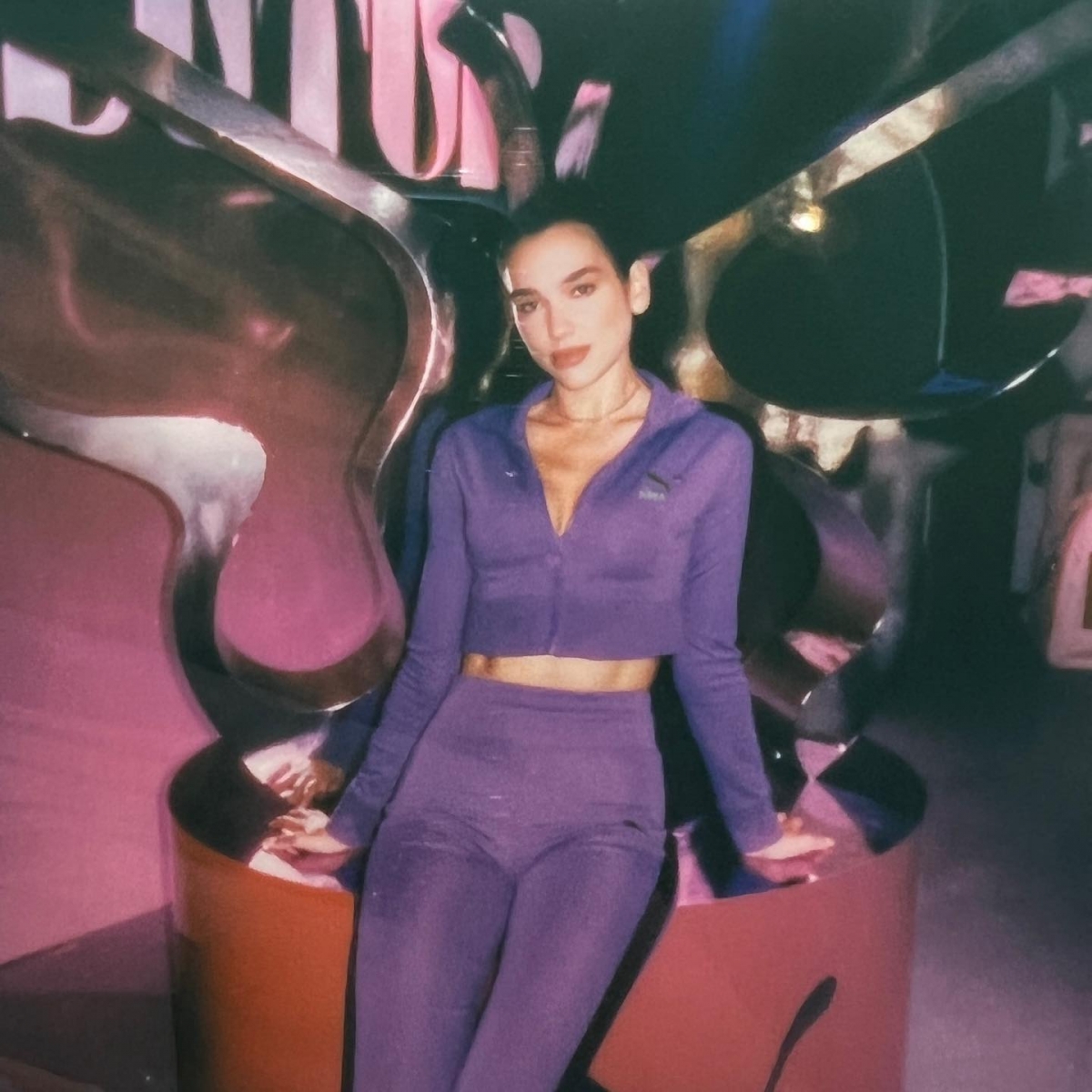 以脱序、未来感为美学的 Y2K 这两年来又有回潮的趋势~