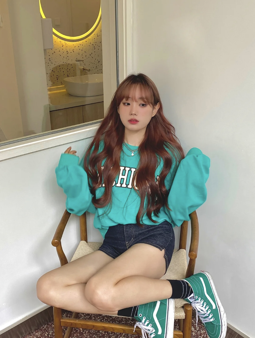 侧身摆拍再用双手撩起头发的效果也超好看!